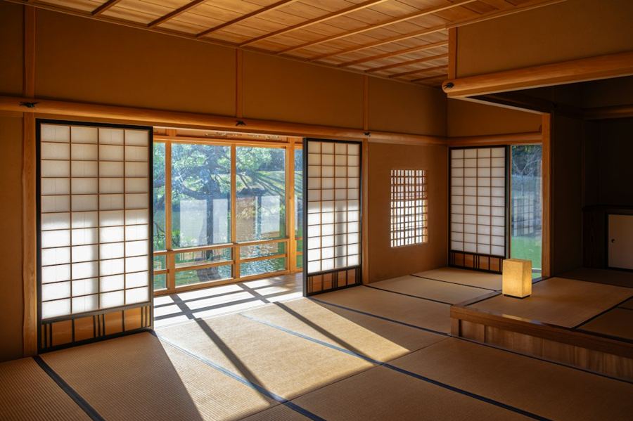 日の差す和室